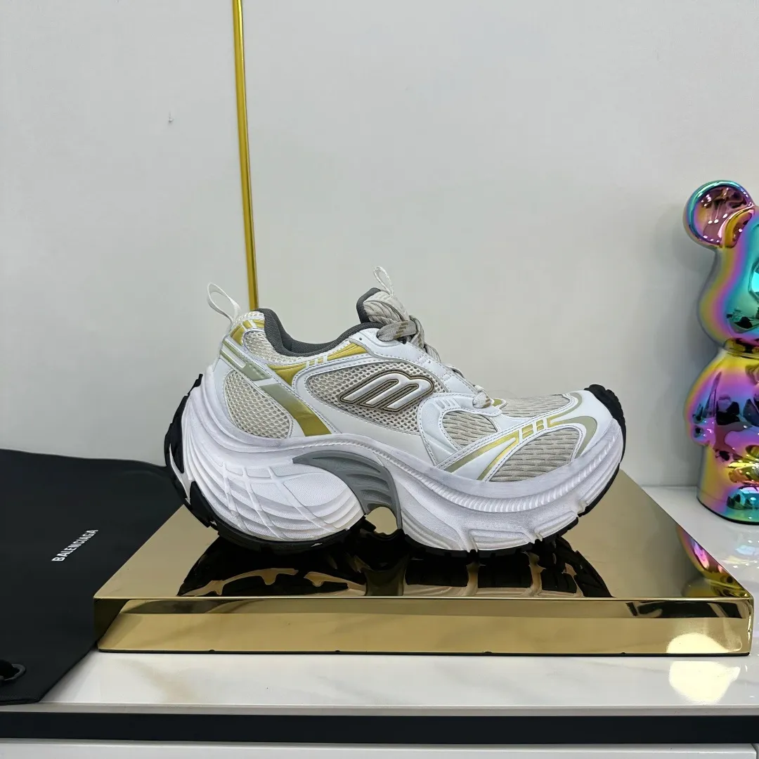 👟👟Ex-factory price 680👟👟 Balenciaga Balenciaga CARGO 6XL Sneakers Round-toe lace-up Low-cut lifestyle mesh lace-up Low-cut catwalk retro Balenciaga is always at the forefront of fashion. This model has huge size and eye-catching design. It is in line with the current "" trend. It uses an all-black color scheme to create a low-key yet gorgeous effect. The 6XL size makes it a conspicuous presence in the market. Suitable for people who pursue individuality. The products released this time once again reflect their innovation capabilities. They are made of microfiber and mesh. Its avant-garde design, exaggerated volume and reflective details give it a special silhouette. It is made of mesh material, which brings good foot feel, comfortable and breathable. The appearance still adopts the classic shape. The shoe body is fashionable and easy to wear. Item No.: 815859 W2MV2 1012 Size: 35-46